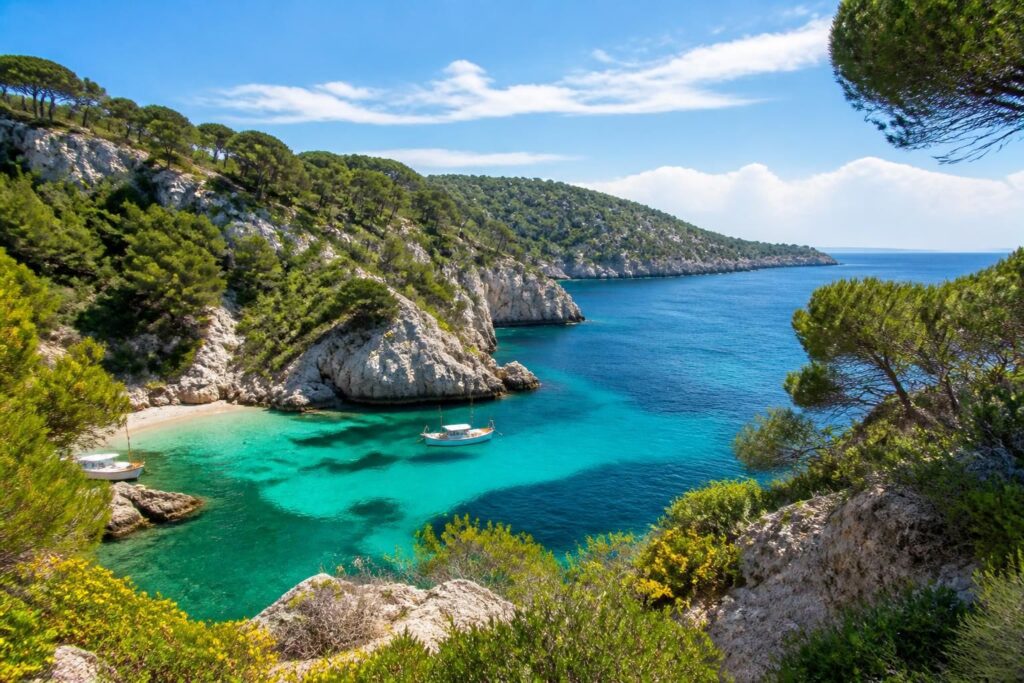 découvrez les calanques et criques secrètes entre marseille et saint-tropez, des trésors cachés de la méditerranée idéaux pour des escapades nature et baignades paisibles.