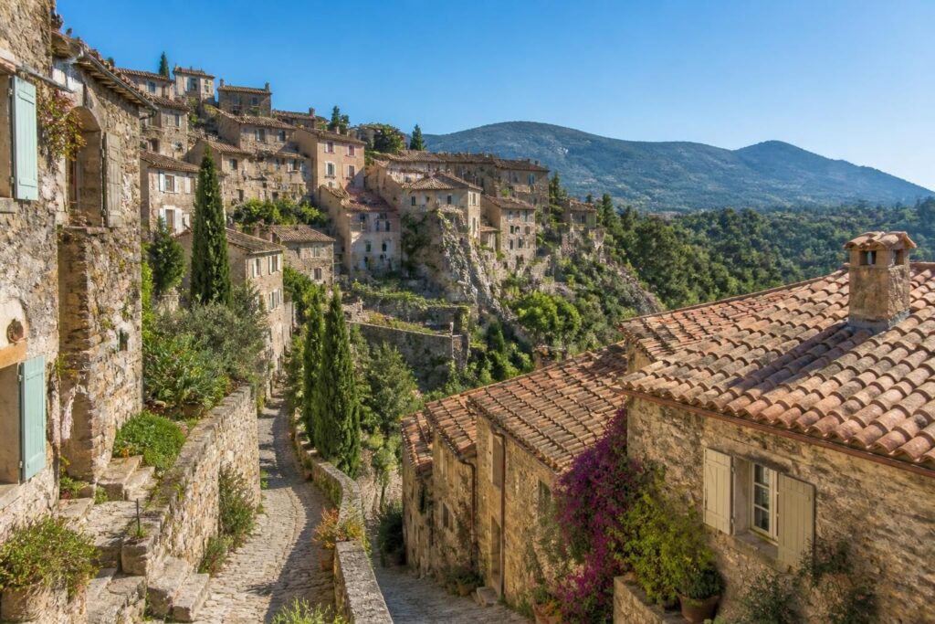 découvrez les plus beaux villages perchés de l'arrière-pays niçois, lieux authentiques offrant des panoramas exceptionnels et un charme provençal unique.