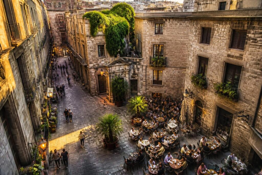 découvrez le quartier gothique de barcelone : carte détaillée, meilleurs restaurants et adresses incontournables pour déguster des tapas authentiques.